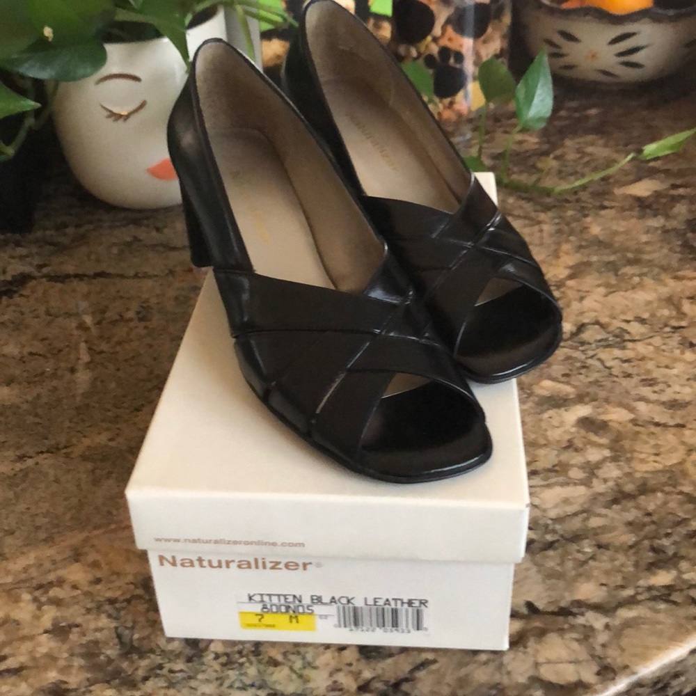 New in box—Naturalizer kitten leather black pumps.